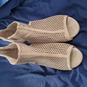 Unisa tan heels size 11